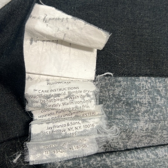 Vintage Disney Alice in Wonderland Pillowcase Set — Black Keyhole — Set of 2 — V - Picture 6 of 6